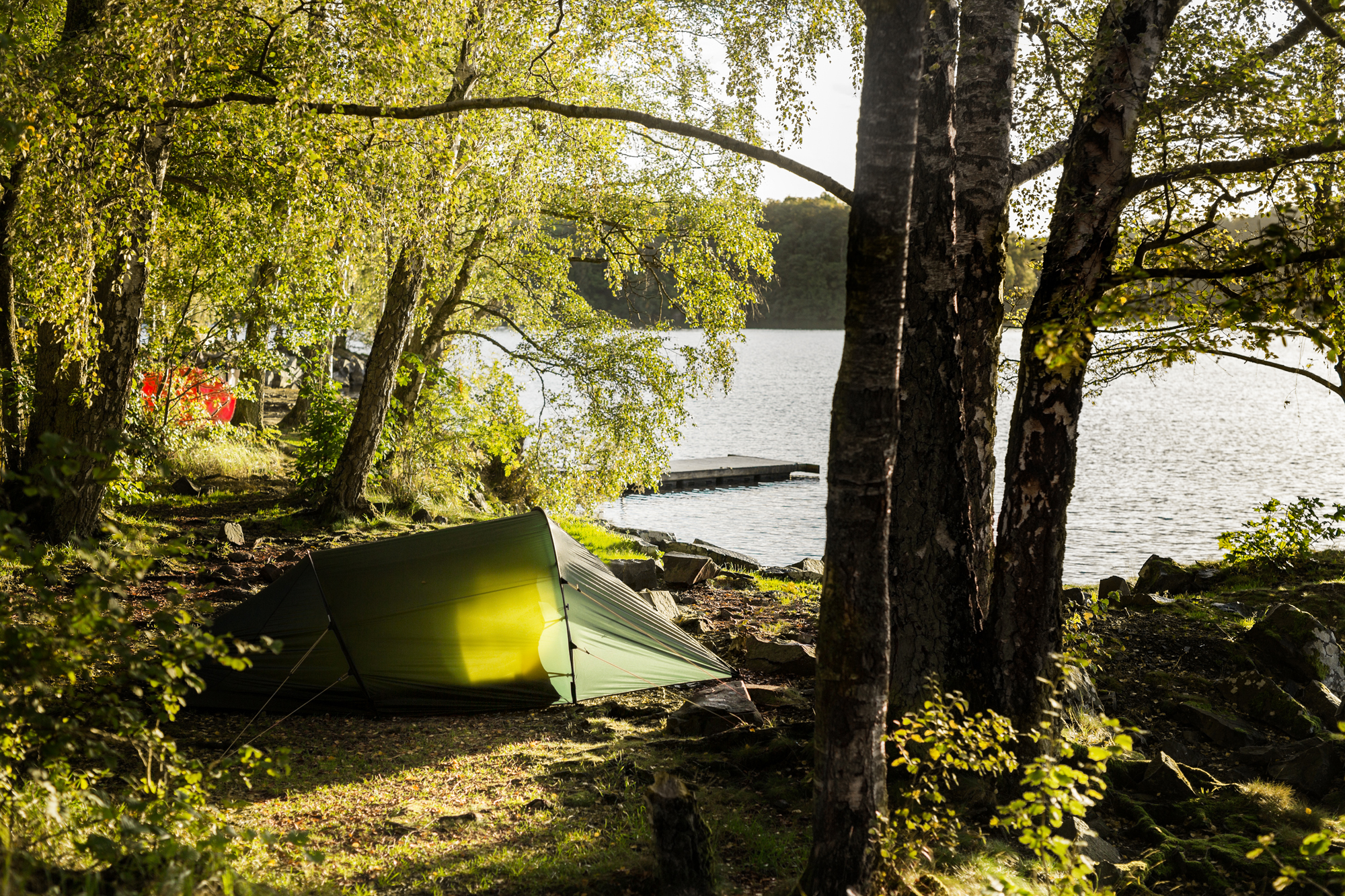Ett grönt tält i skogen vid sjön Immeln