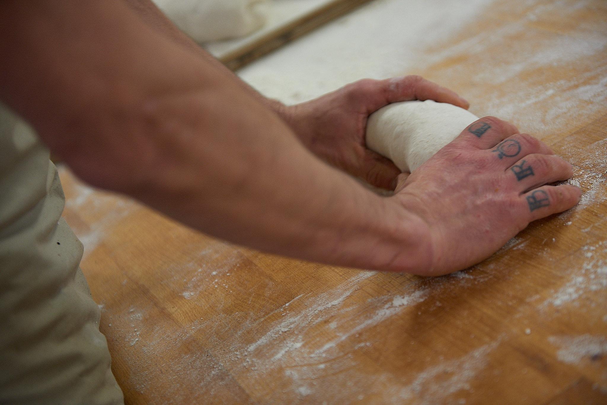 händer som knådar en bröddeg