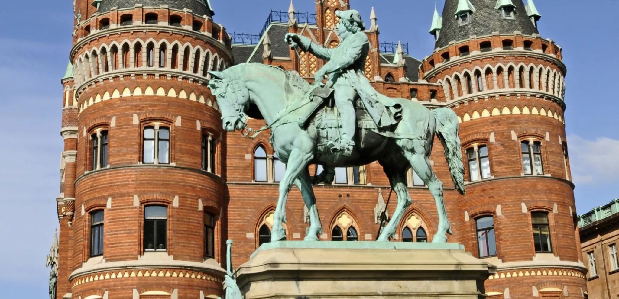 Statue in front of the town hall in Helsingborg © Birger Lallo