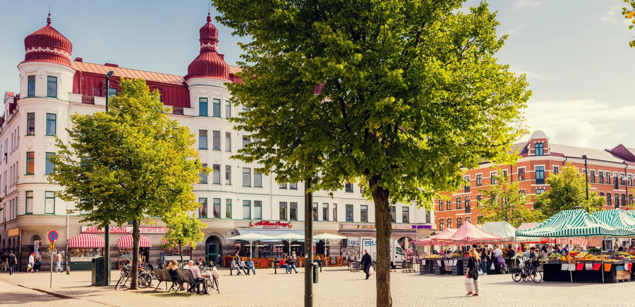 Der Platz Möllevångstorget in Malmö an einem Sommertag.