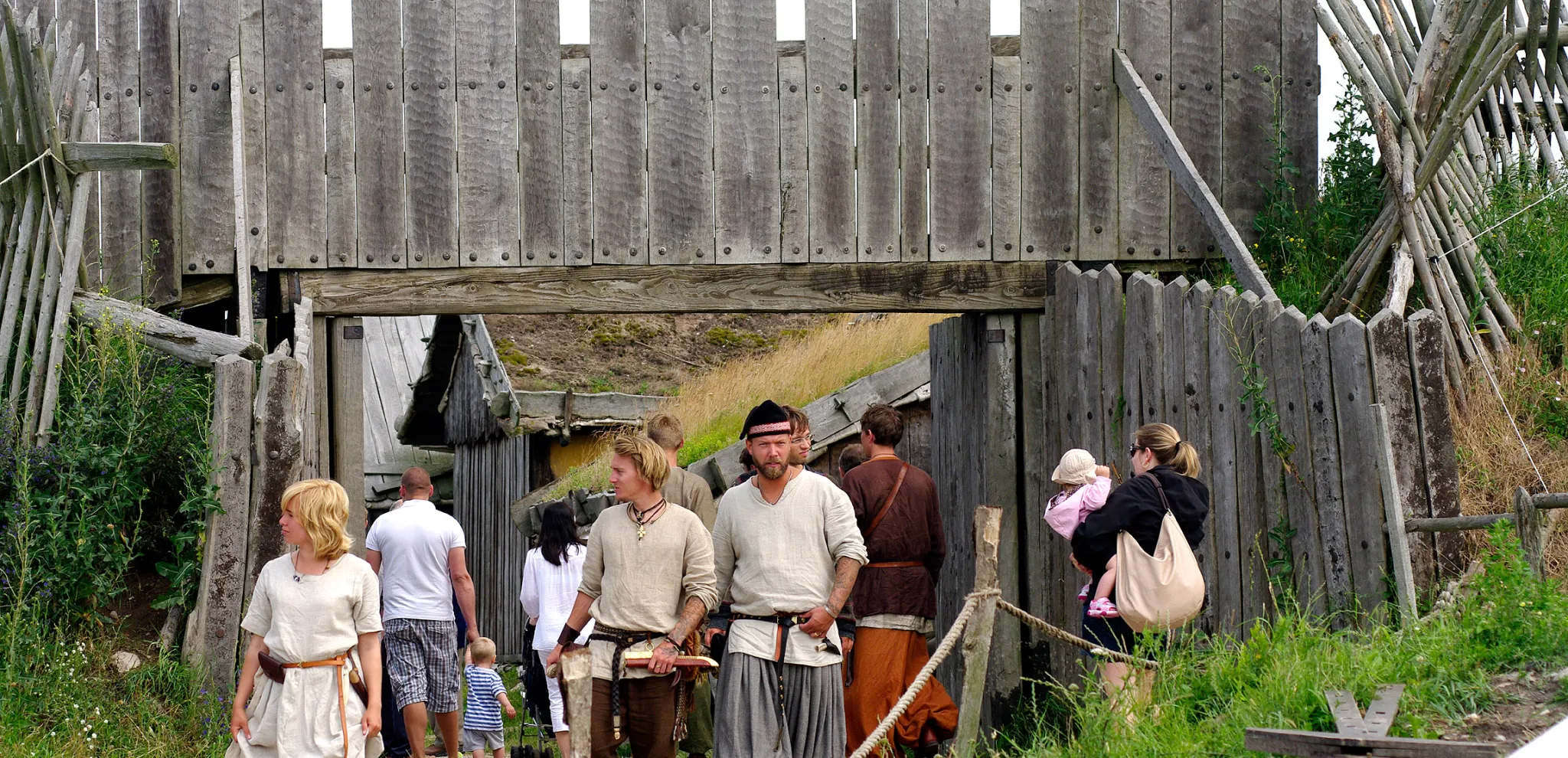 Als Wikinger verkleidete Darsteller spazieren durch das Freilichtmuseum Foteviken.