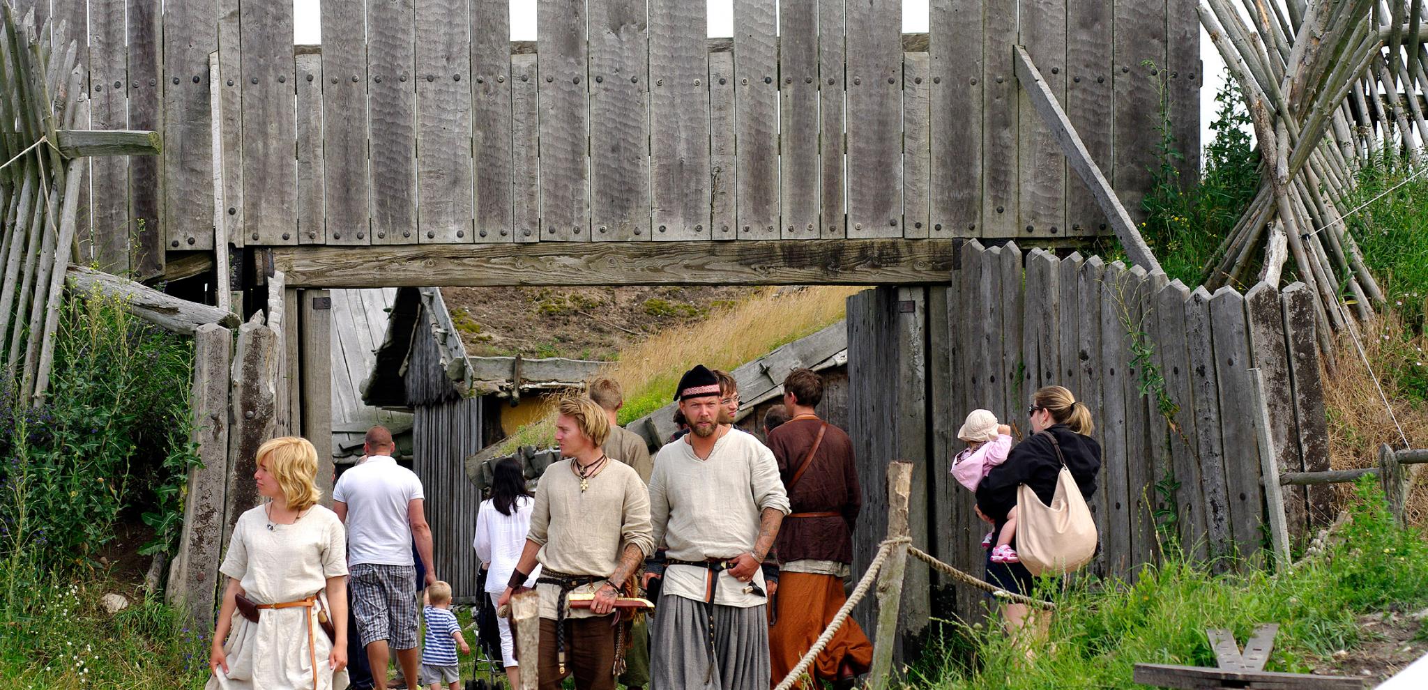 Als Wikinger verkleidete Darsteller spazieren durch das Freilichtmuseum Foteviken.
