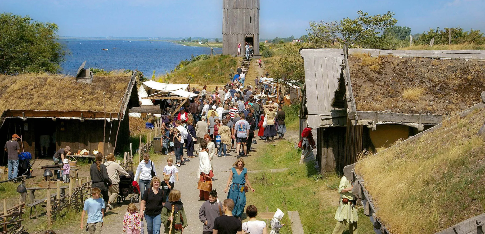 Många besökare går på huvudgatan i Foteviken vikingstad och museum