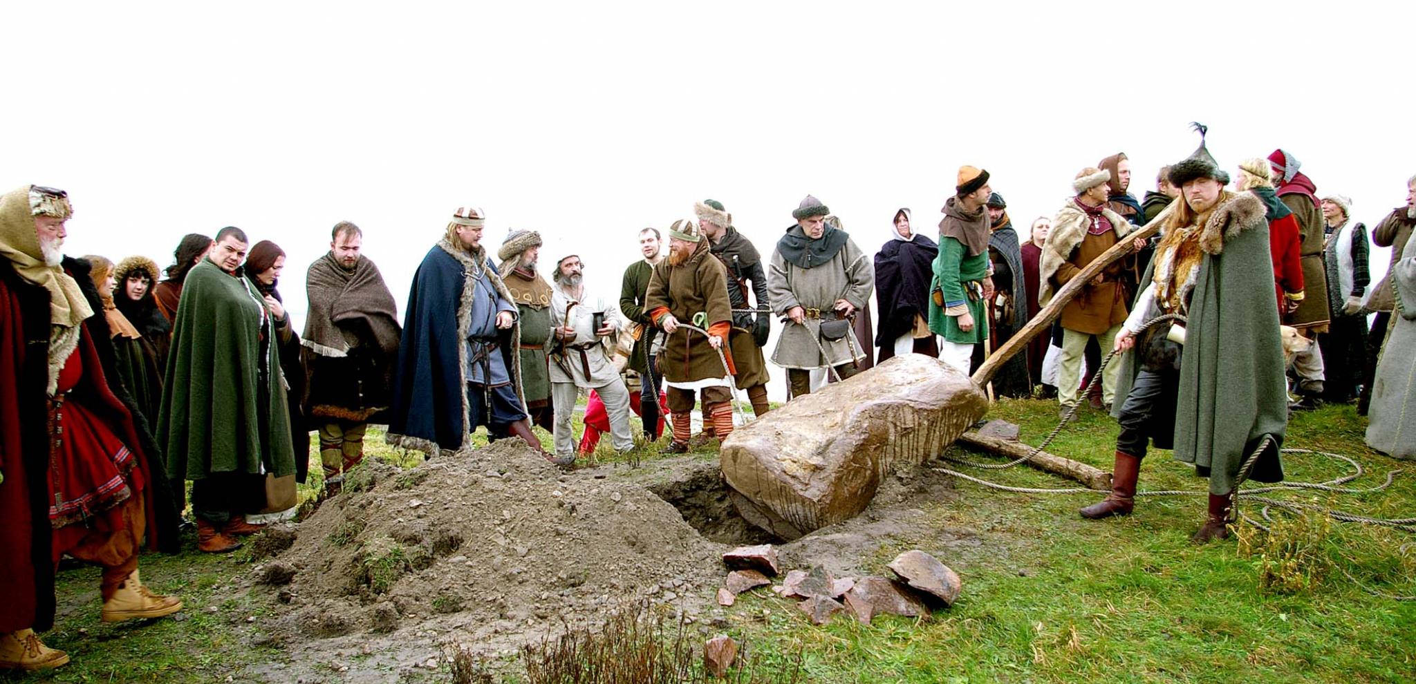 Vikingar reser en runsten på Foteviken museum