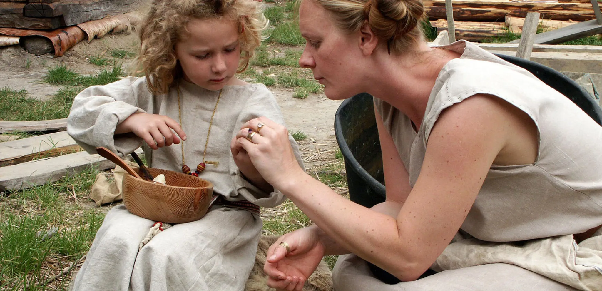 En mor och en dotter klädd som vikingar i Foteviken vikingstad