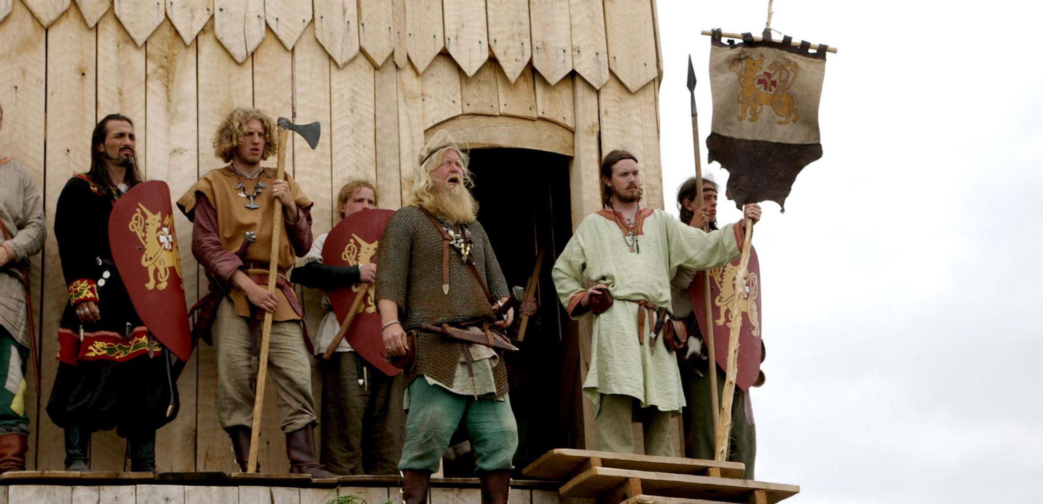 Als Wikinger verkleidete Darsteller im Freilichtmuseum Foteviken.