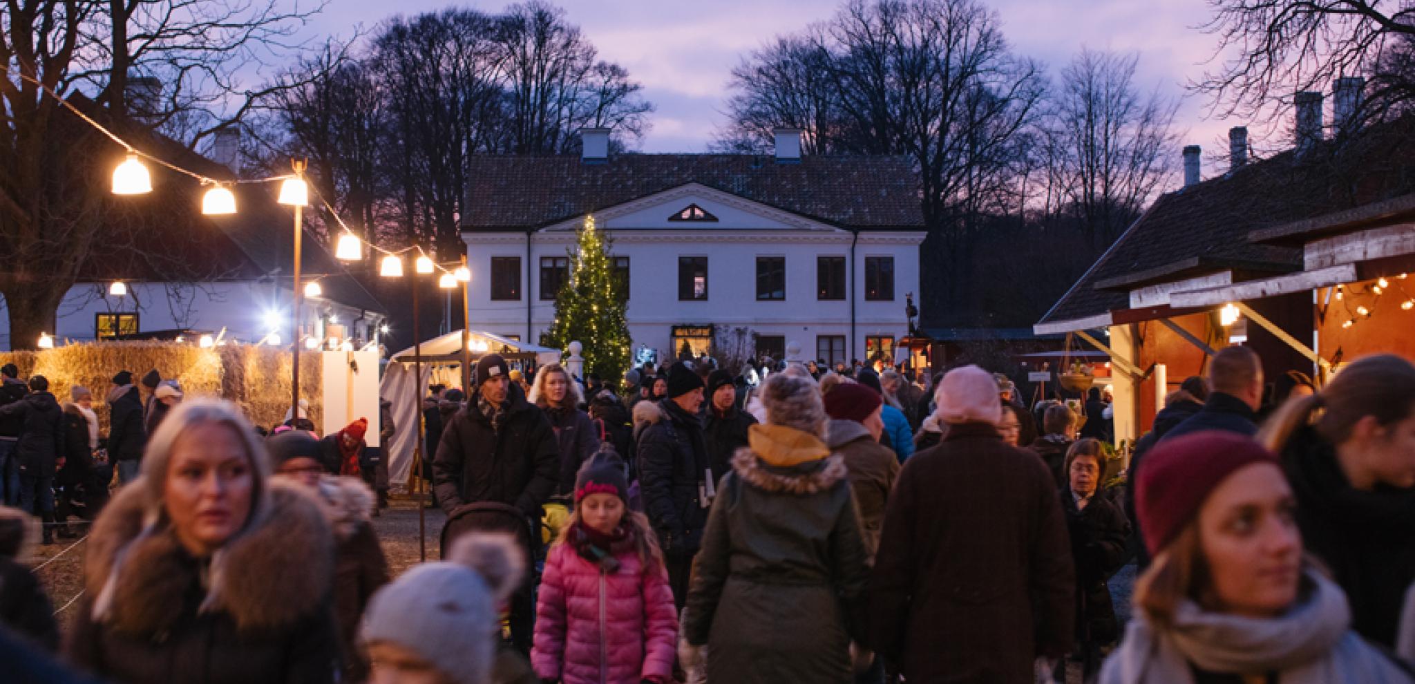 Christmas market with many people in the evening