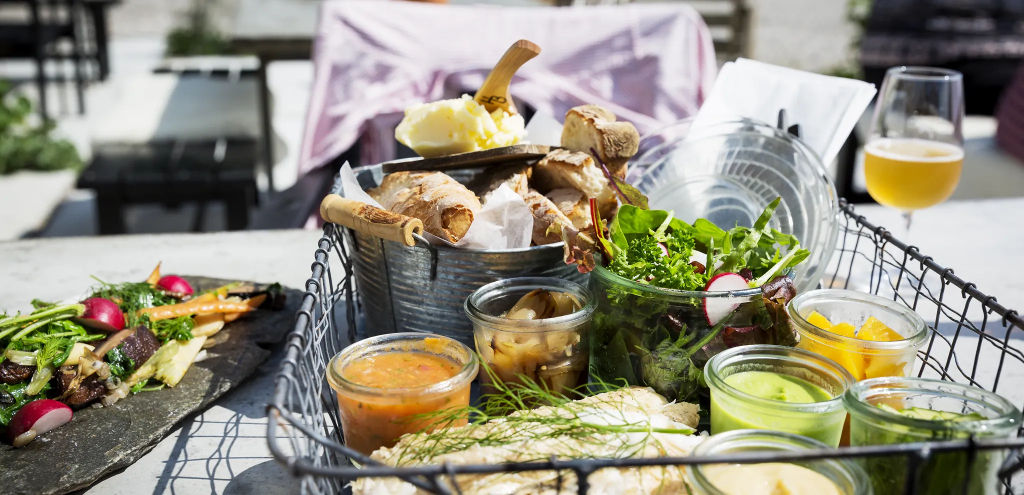 Food kit in a metal basket