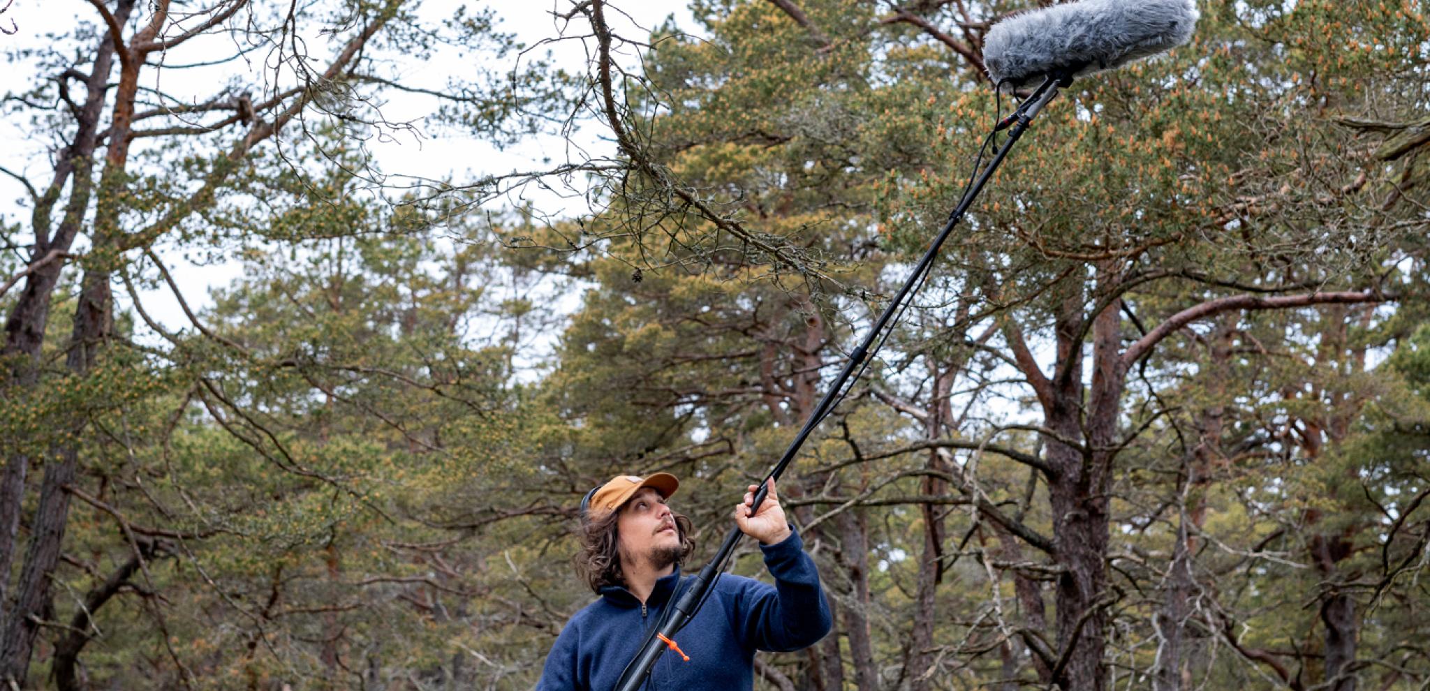 Sound technician standing with sound pole in Friseboda