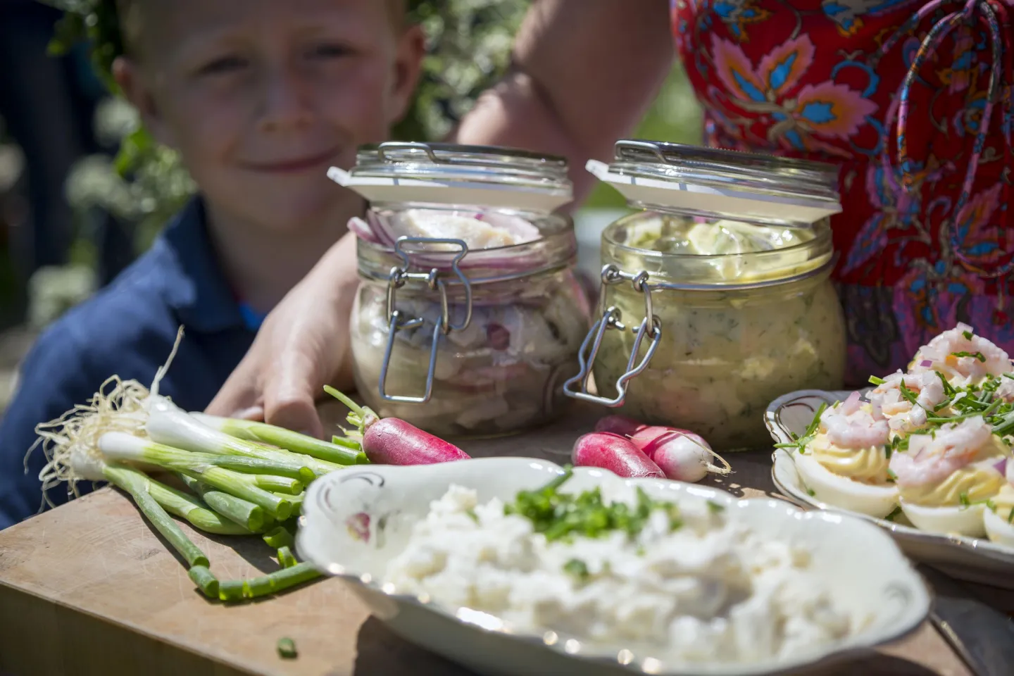 Midsommar i Skåne - pojke och sill