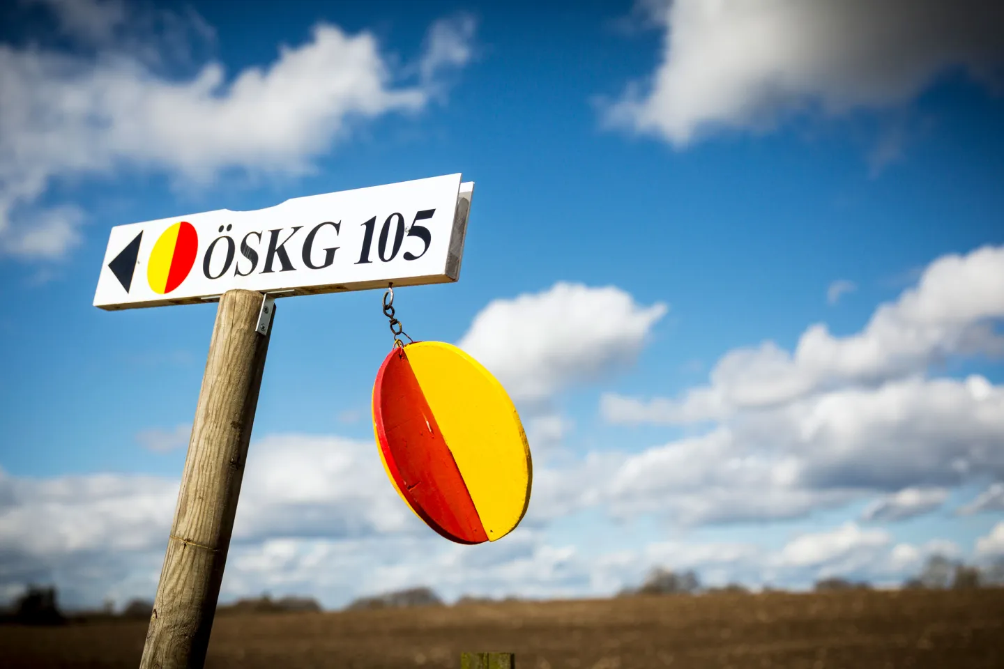 Rödgul symbol för Konstrundan i Skåne