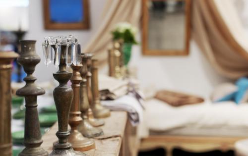 Kerzenhalter aus Metall und andere Antiquitäten in einem Vintage-Laden in Skåne.