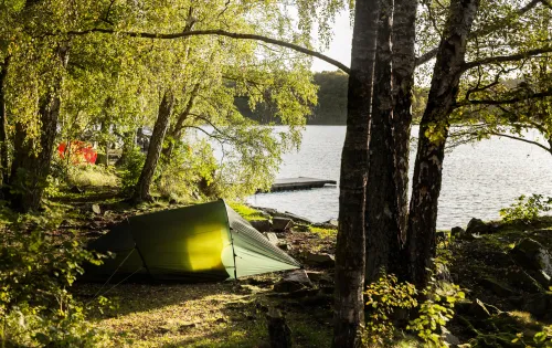 Ett grönt tält i skogen vid sjön Immeln
