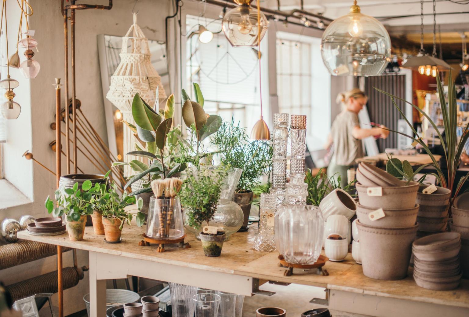 Ett bord med dekorationer i en affär i Höganäs saluhall