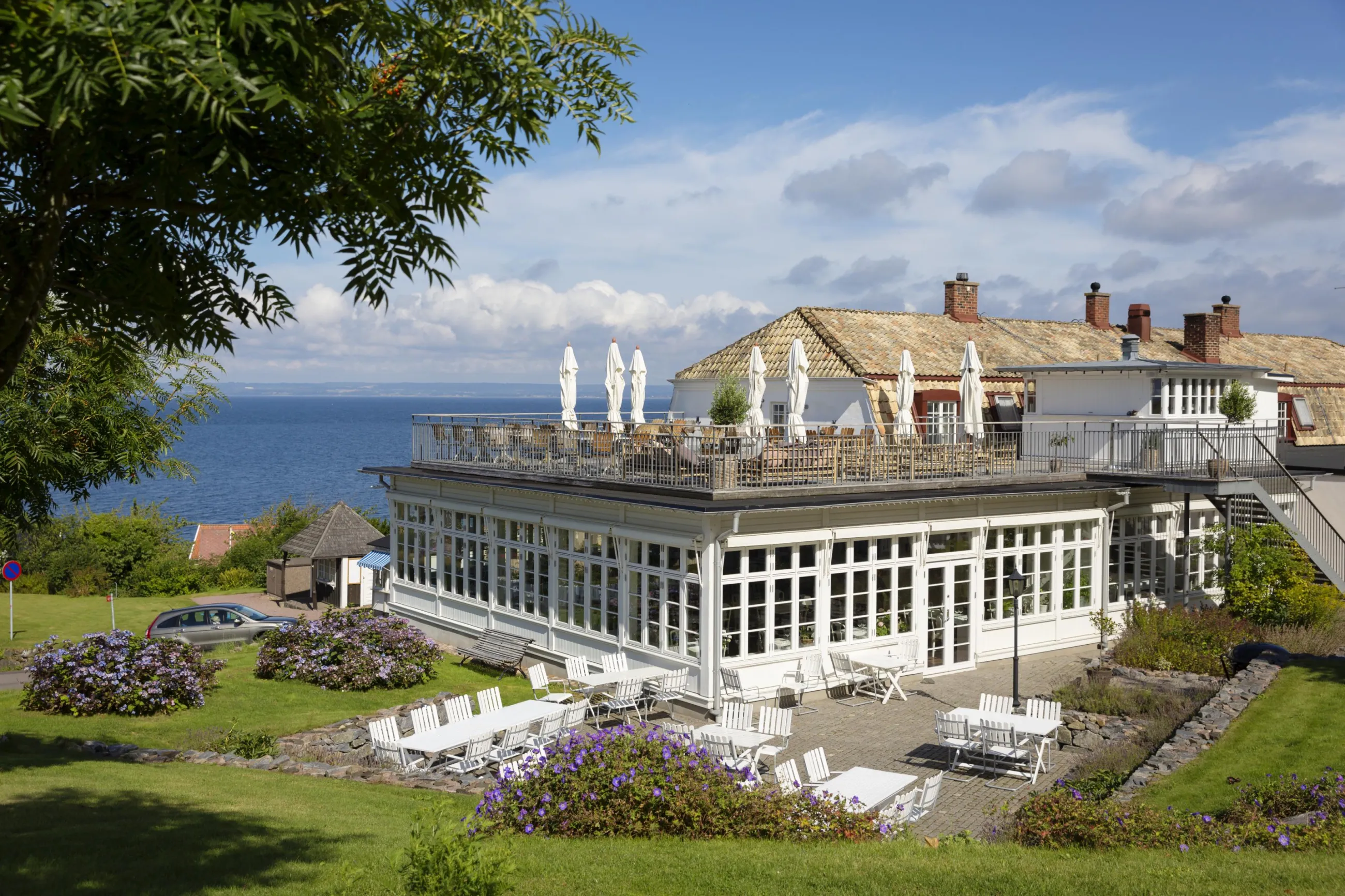 Utsikt över Rusthållargårdens hotell med havet i bakgrunden vid Kullaberg