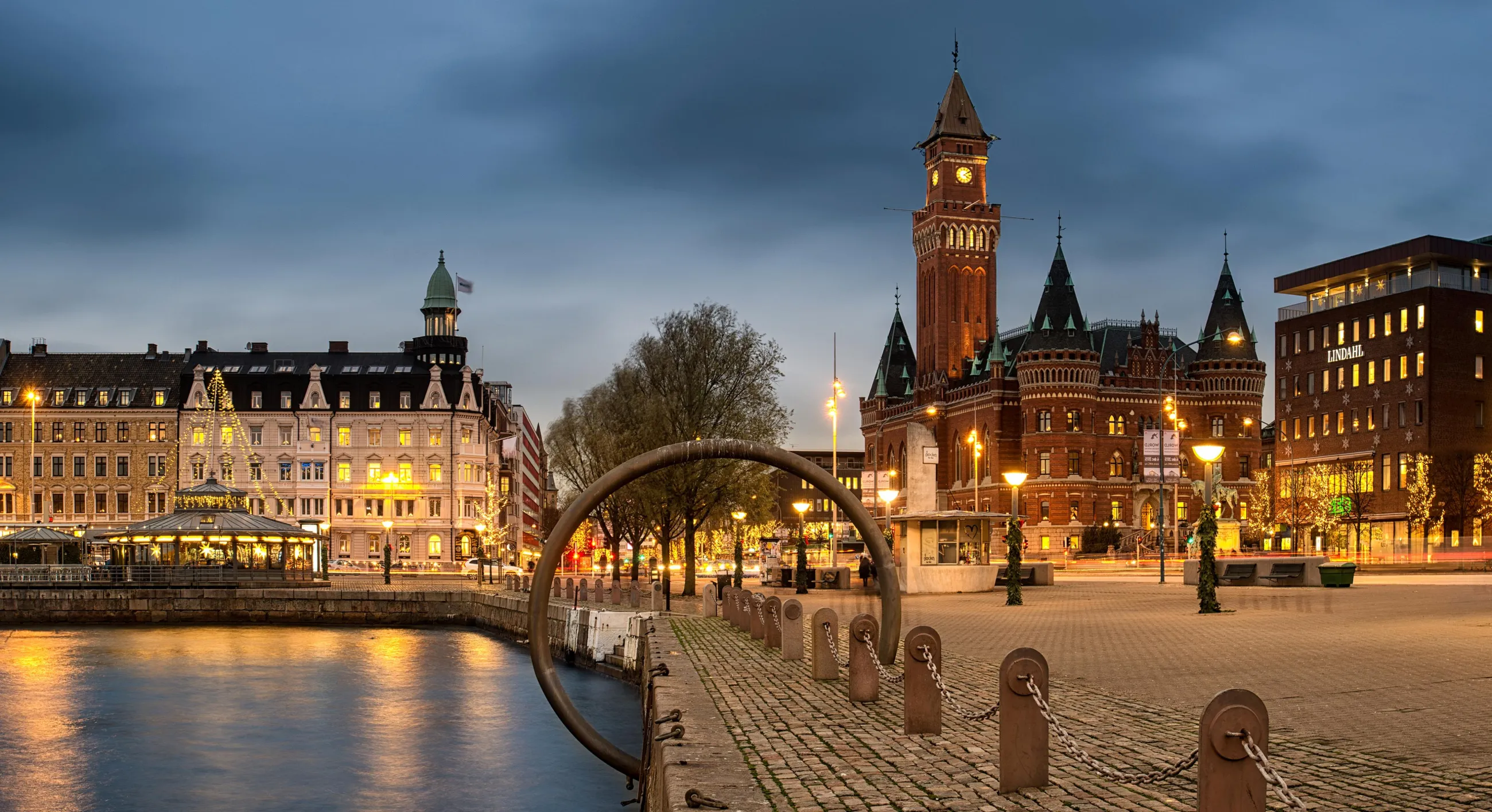 Helsingborgs stadshus och hamn på natten