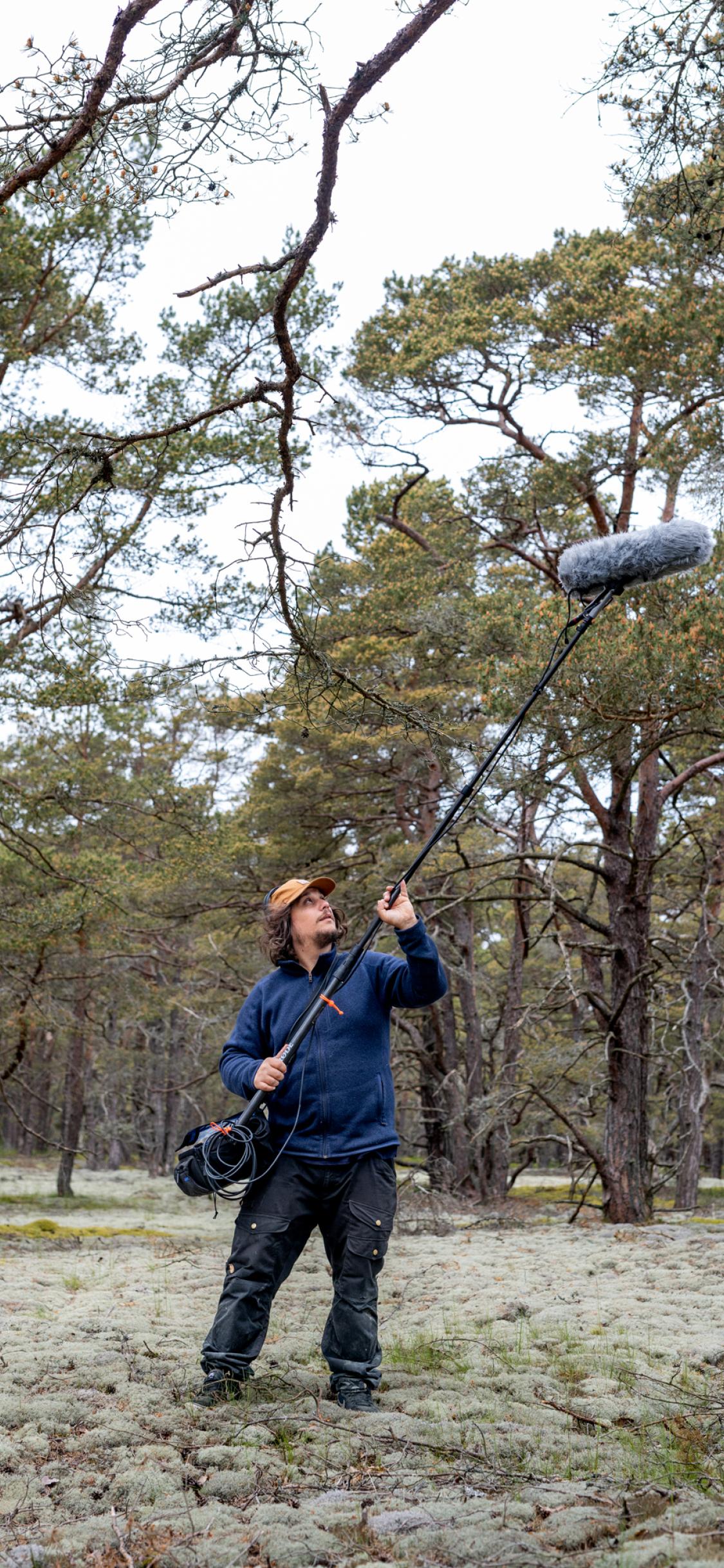 Sound technician standing with sound pole in Friseboda