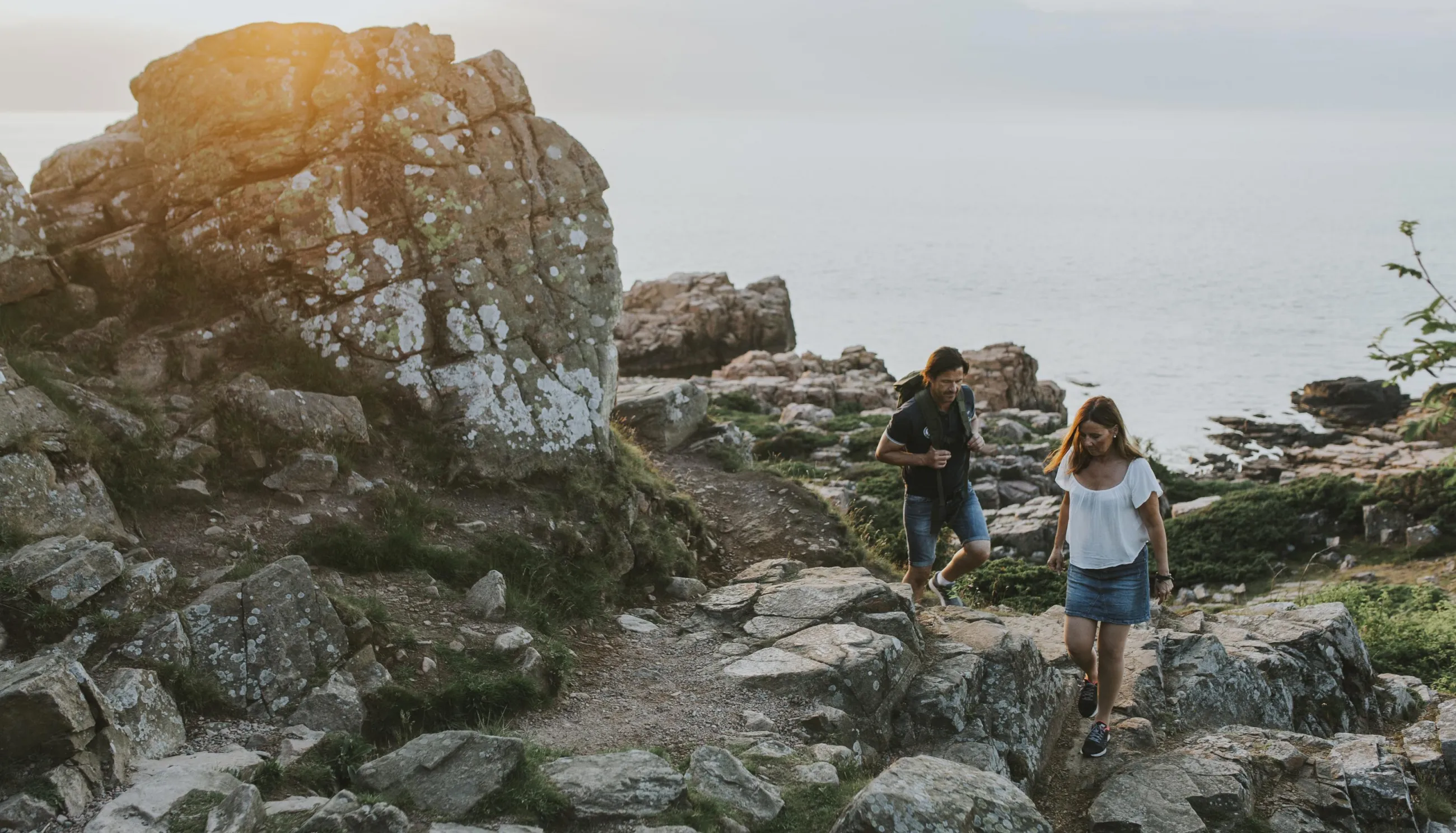 Ett par vandrar bland klipporna vid havet i hovs hallar