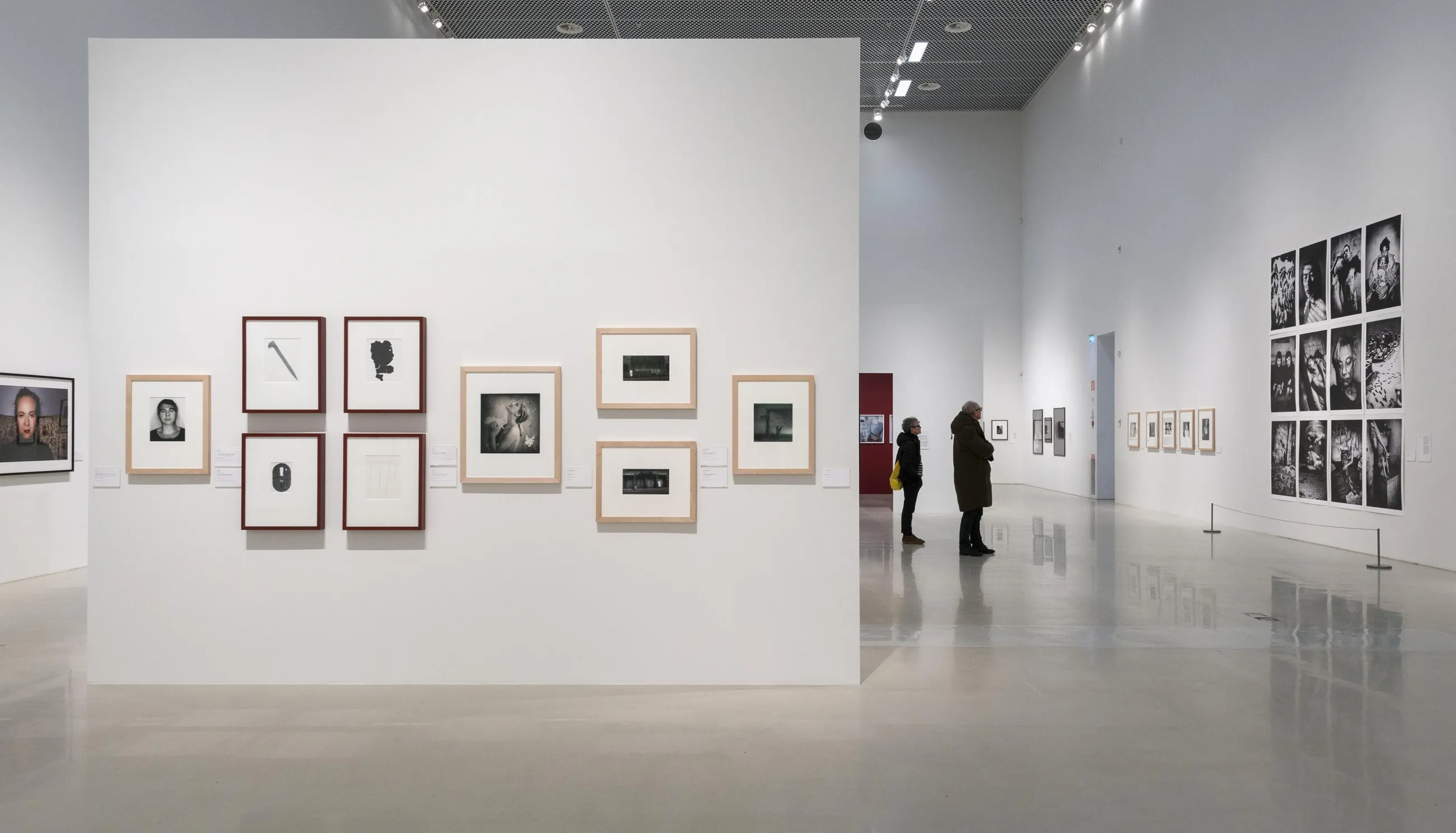 Ein Paar betrachtet zeitgenössische Kunstwerke im Moderna Museet in Malmö.