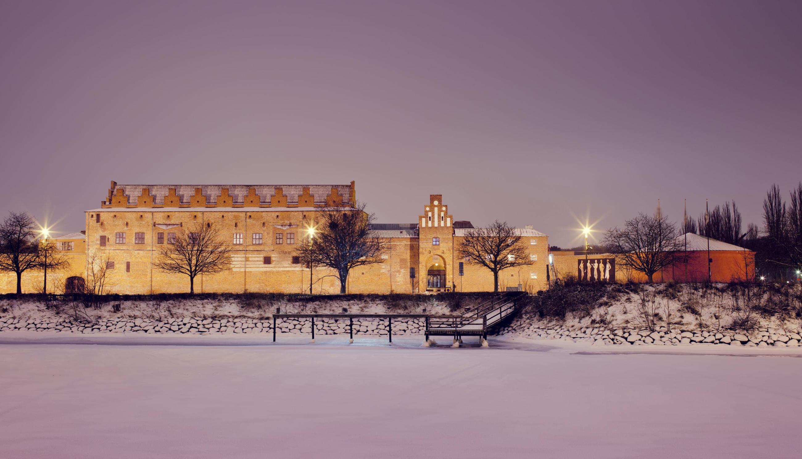 Malmöhus slott täck av snö på natten