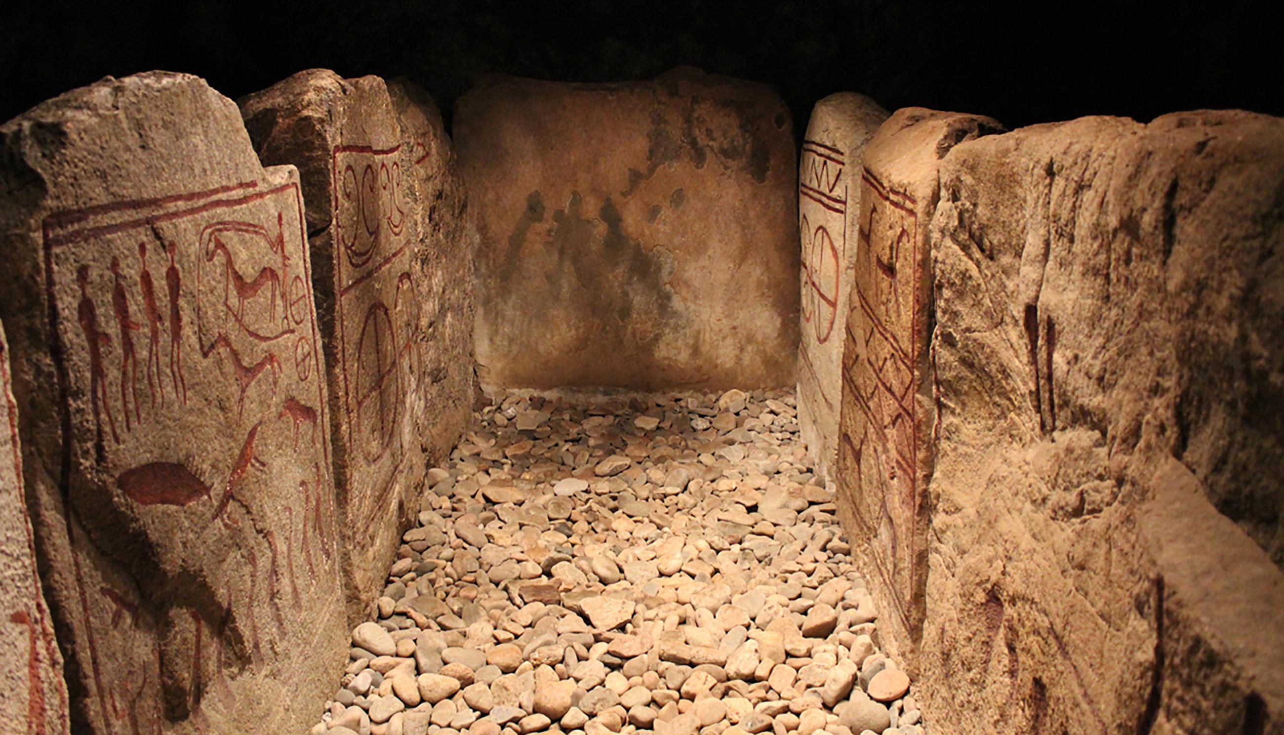 Die Felszeichnungen im Inneren des Grabes eines Wikingerhäuptlings in Kivik.