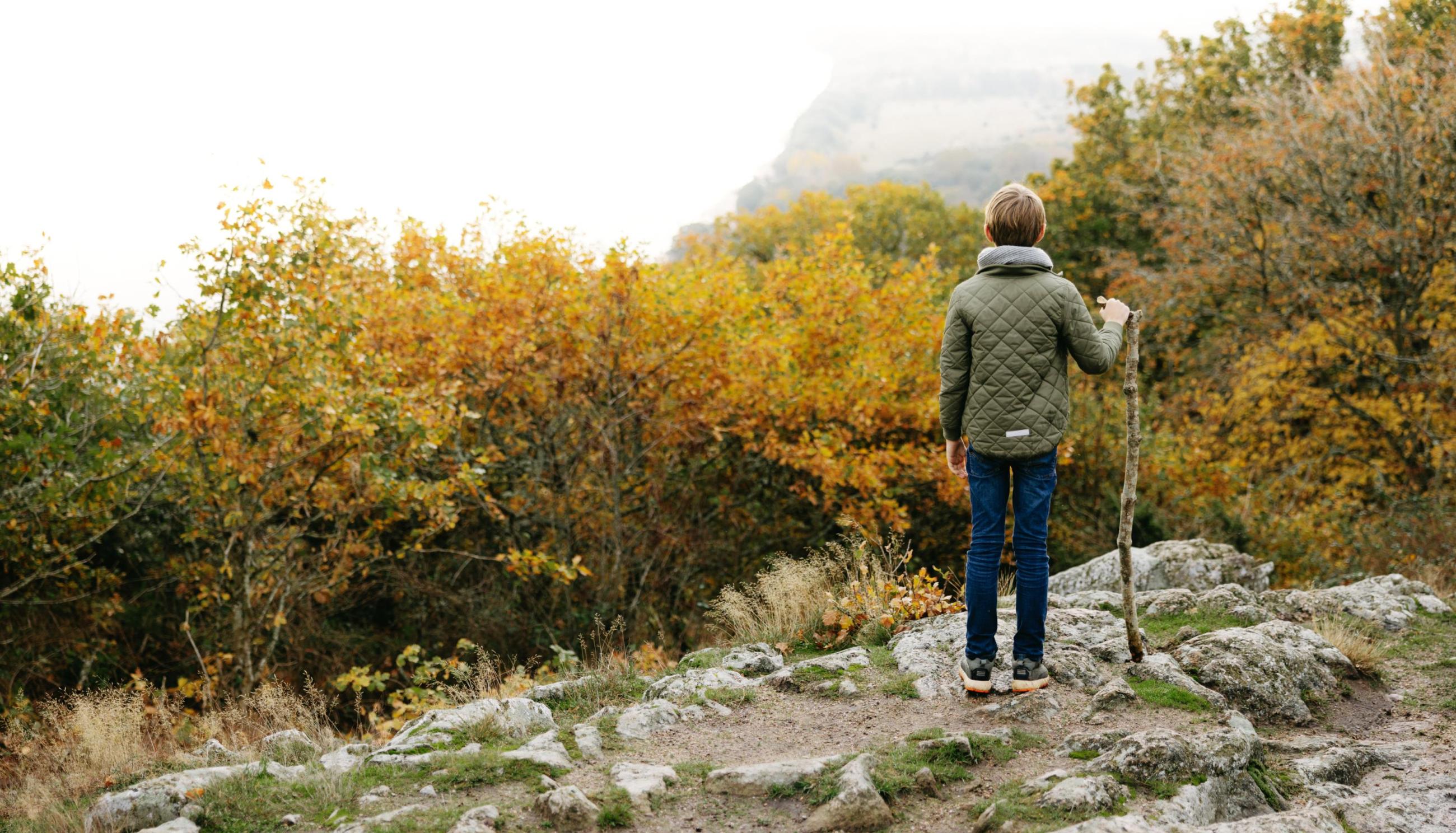 Person pekar på en karta