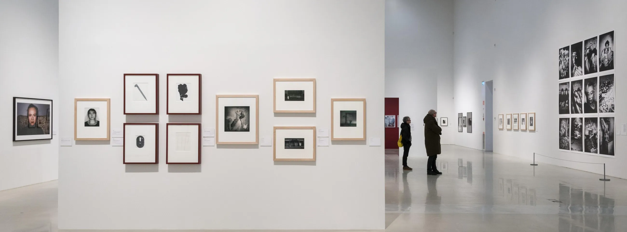 Ett par tittar på konst i Moderna muséet i Malmö