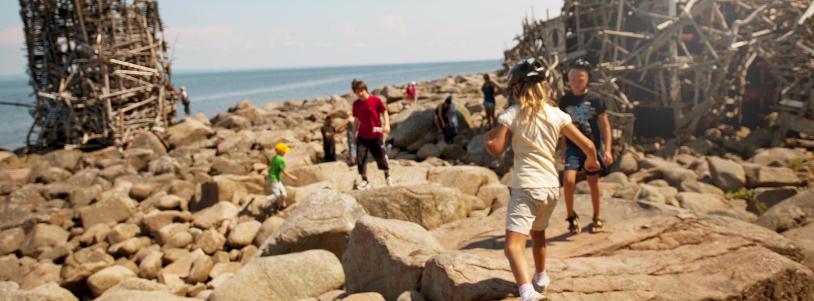 Kids playing by the Nimis art work
