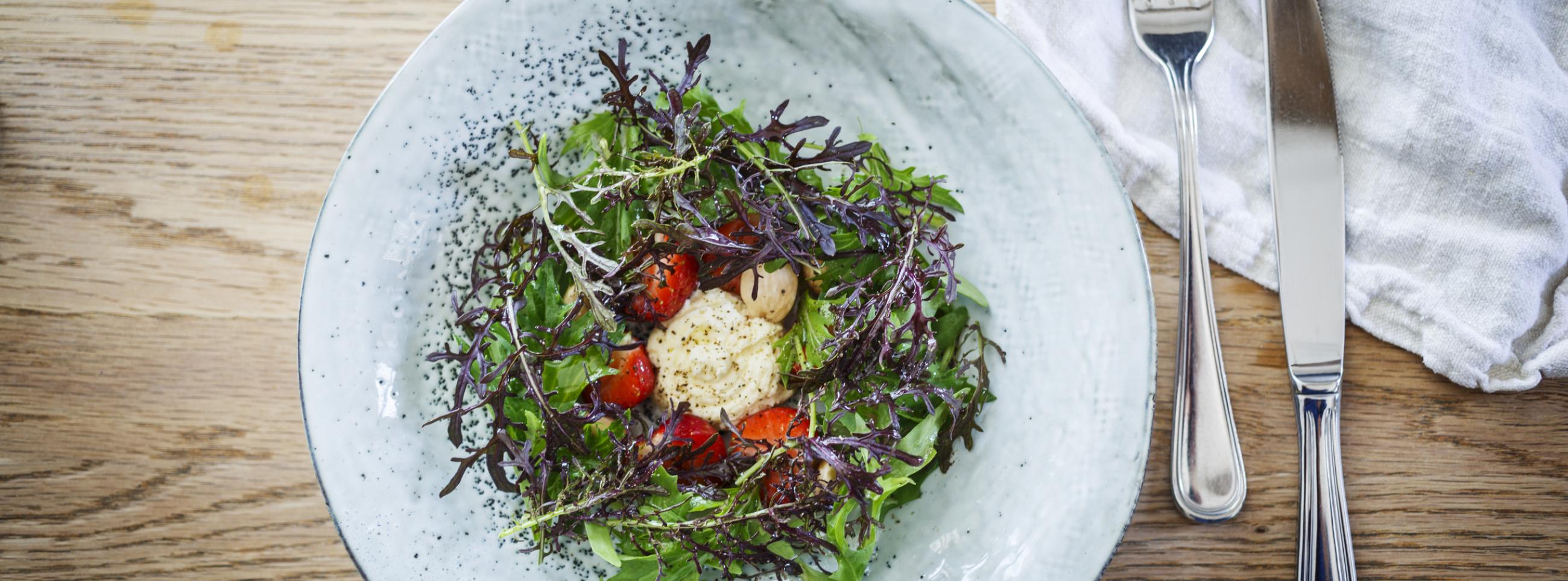 Food dish in ceramic plate on wood table