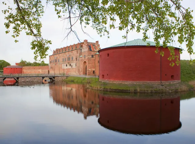 Vy från vallgraven till Malmö Museum i Malmöhus slott