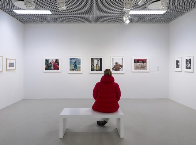 En person tittar på en fotoutställning © Moderna museet