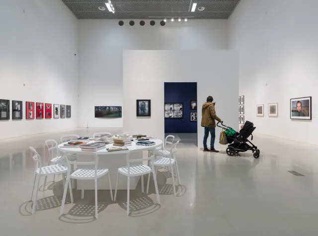 Man med vagn på Moderna Museet © Åsa Lundén