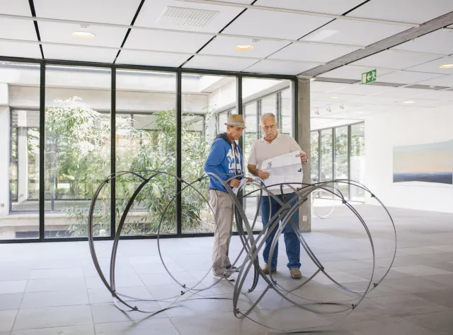 Två män tittar på konst © Anders Ebefeldt Studio E