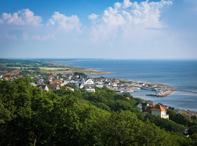 Blick von oben auf das malerische Küstendorf Mölle.