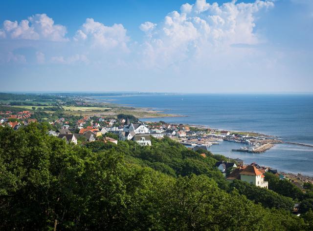 Blick von oben auf das malerische Küstendorf Mölle.