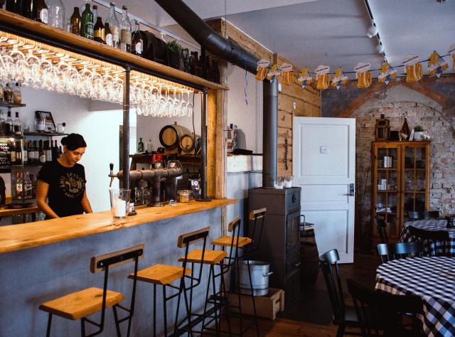 Bar med tre stolar i en pub