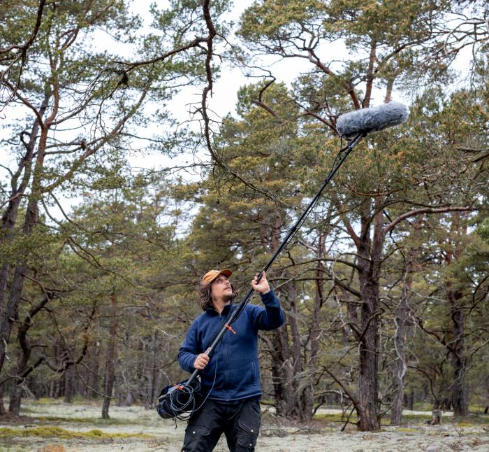 Sound technician standing with sound pole in Friseboda