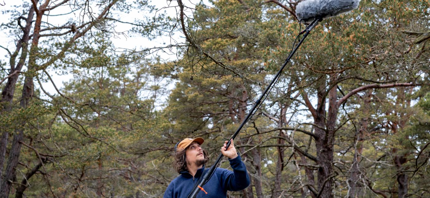 Sound technician standing with sound pole in Friseboda