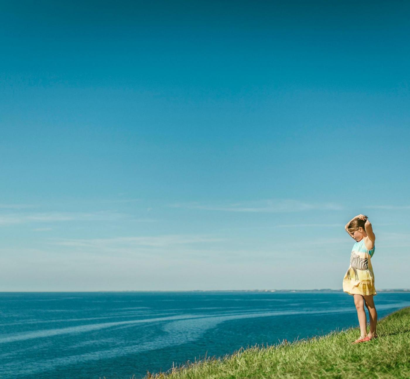 flicka tittar ut över havet i Skåne