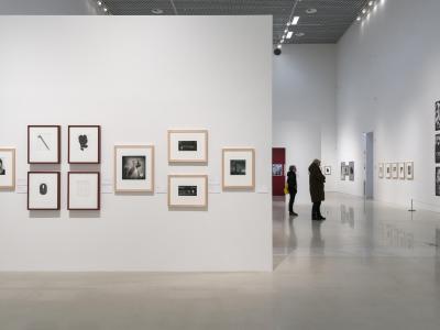 Ett par som tittar på en konstutställning på Moderna Museet i Malmö