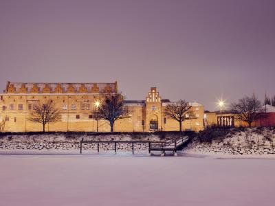 Die Burganlage Malmöhus bei Nacht und unter einer dünnen Schneedecke.