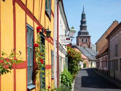 Bunte Fachwerkhäuser im historischen Stadtkern von Ystad.