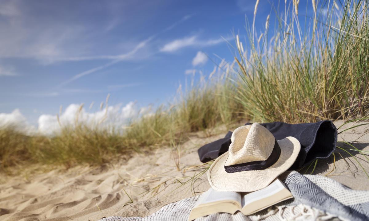Zwei Frauen gehen im Sommer am Sandstrand spazieren