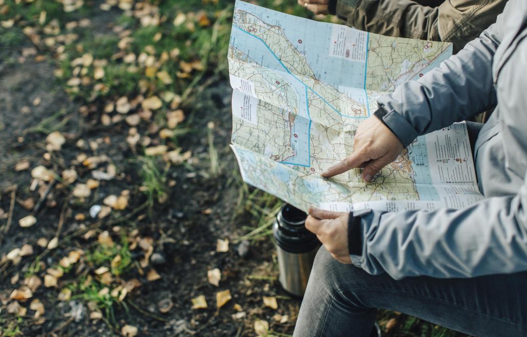 Person pekar på en karta